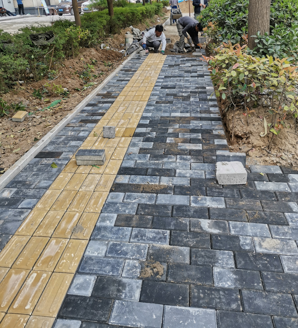 西安高新創(chuàng)匯路透水磚鋪設(shè)